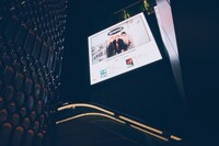 Zepp Shinjuku（TOKYO）がある東急歌舞伎町タワービジョンでのammo「re:想-EP」「re:奏-EP」告知の様子。（photo by toya, 山川哲矢）