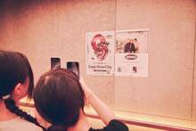 Zepp Shinjuku（TOKYO）に掲出されたammoのポスター。（photo by toya, 山川哲矢）