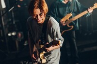 岡本優星（Vo, G）（photo by toya, 山川哲矢）