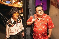 左から石崎ひゅーい、休日課長（ゲスの極み乙女、DADARAY、ichikoro、礼賛）。(c)フジテレビ