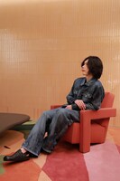 人気画像10位は「米津玄師、カサロエベ表参道を来訪しインタビューに応える」より、カサロエベ表参道を来訪した米津玄師。