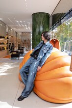 カサロエベ表参道を来訪した米津玄師。