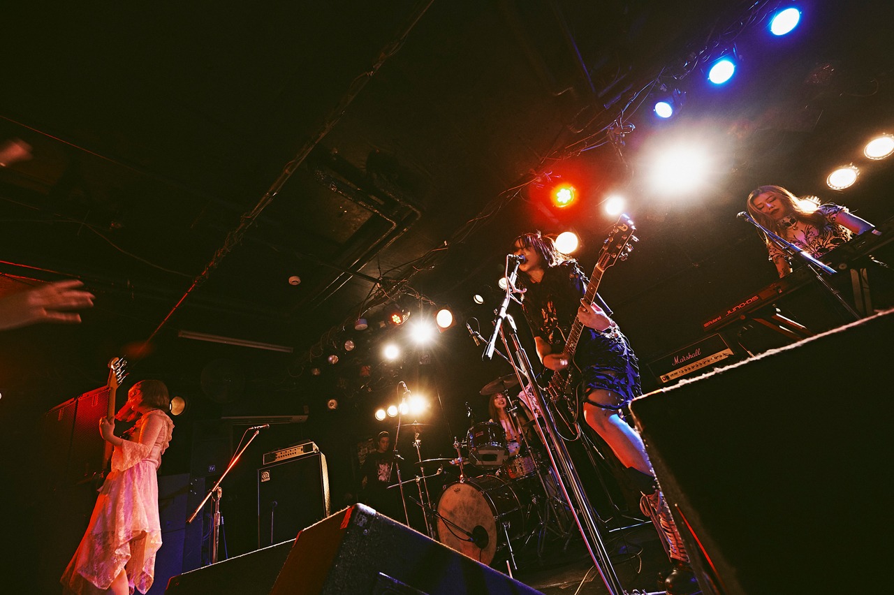 Haze「ワンマンツアー 離輪羽夢」神奈川・F.A.D YOKOHAMA公演の様子。（撮影：稲垣謙一）