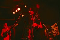 KATY（Vo, G）（撮影：稲垣謙一）