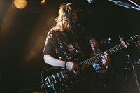 KATY（Vo, G）（撮影：稲垣謙一）