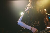 KATY（Vo, G）（撮影：稲垣謙一）