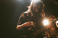 KATY（Vo, G）（撮影：稲垣謙一）