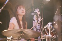 JURI（Dr）（撮影：稲垣謙一）