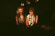 左からSUZUKA(Key)、JURI(Dr)。(撮影:稲垣謙一)