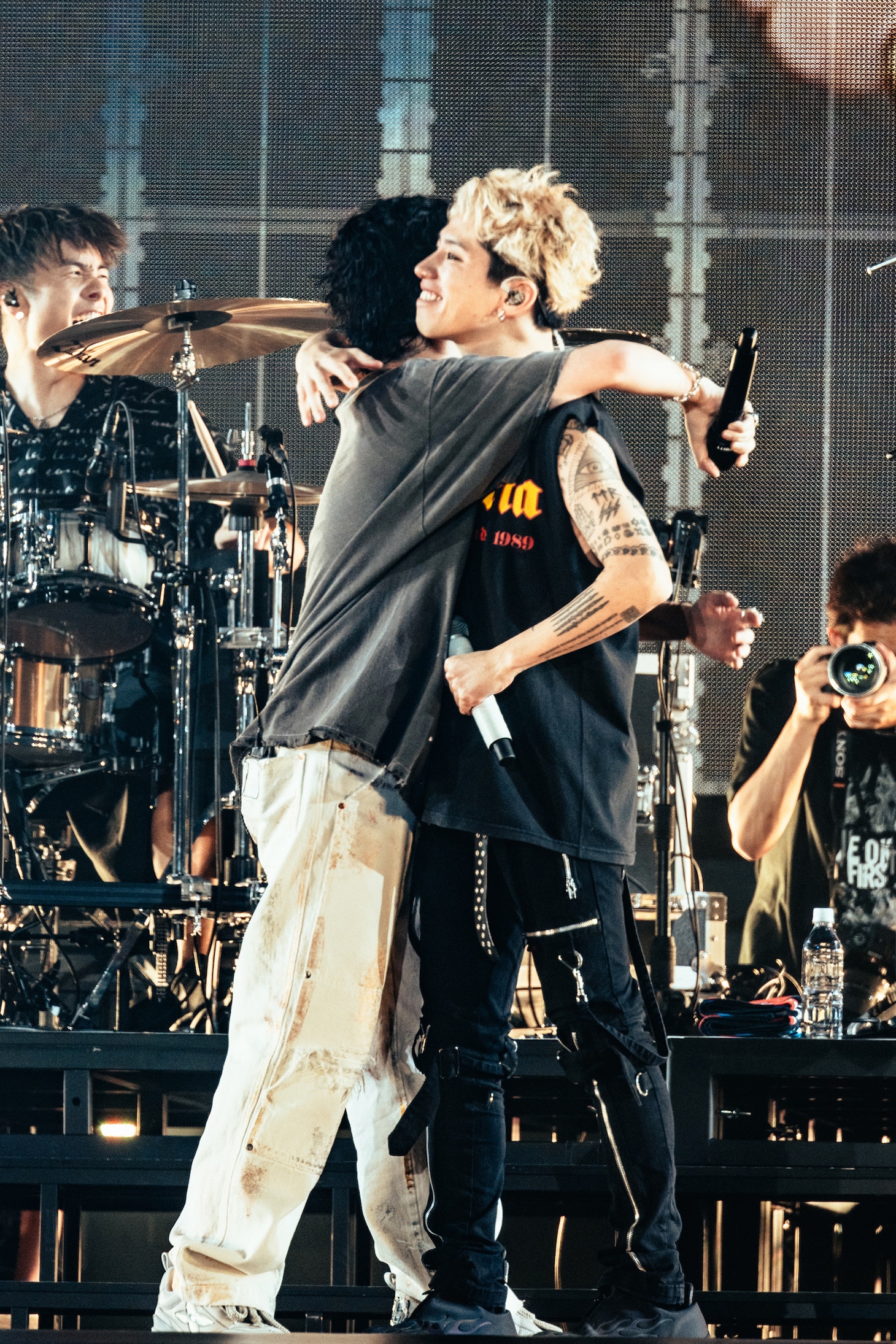 抱き合うTaka（Vo / ONE OK ROCK）とHiro（Vo / MY FIRST STORY）。（Photo by Taka"nekoze photo"）