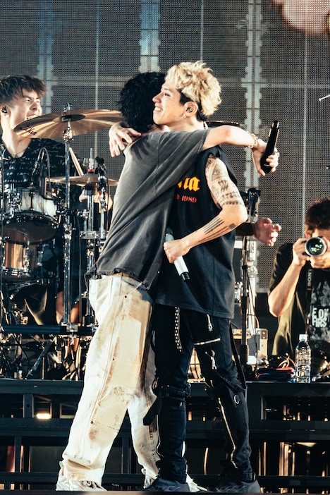 抱き合うTaka（Vo / ONE OK ROCK）とHiro（Vo / MY FIRST STORY）。（Photo by Taka"nekoze photo"）