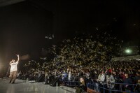 金銀テープが盛大に打ち上げられた場面。（Photo by HayachiN）