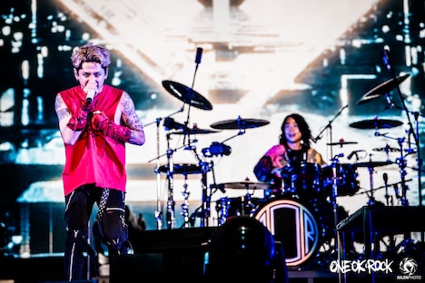左からTaka（Vo / ONE OK ROCK）、Tomoya（Dr / ONE OK ROCK）。（Photo by JulenPhoto）