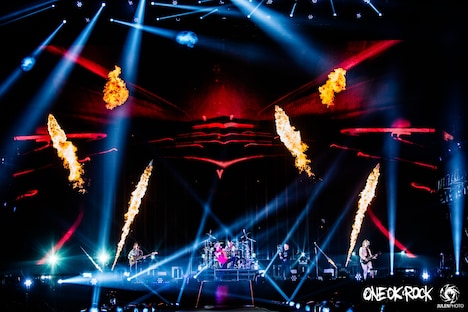 ONE OK ROCKのパフォーマンスの様子。（Photo by JulenPhoto）