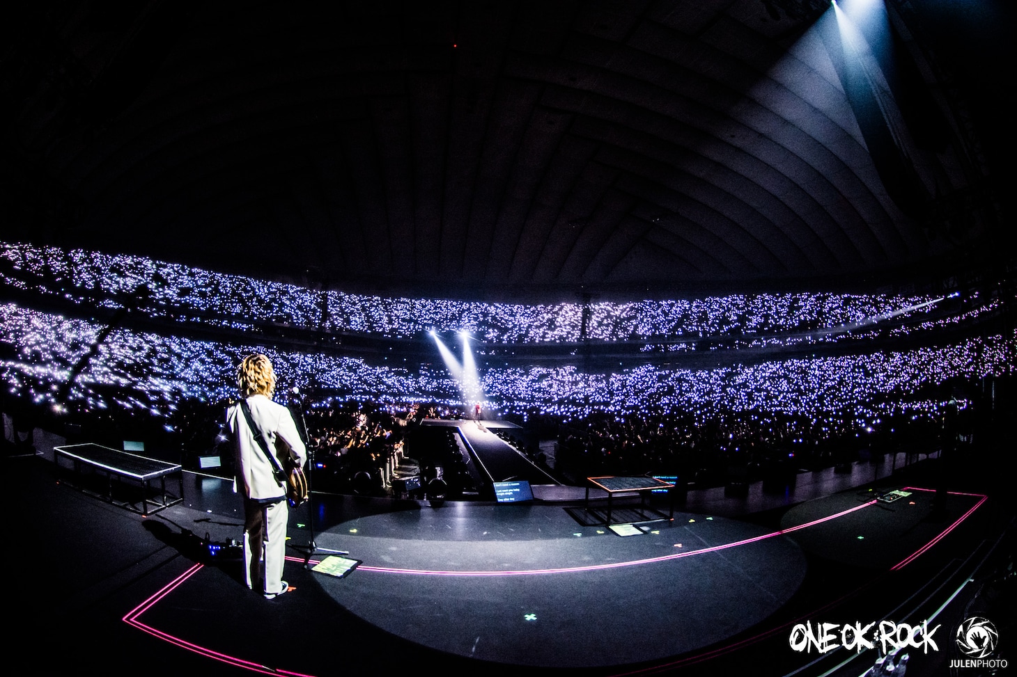 ONE OK ROCKのパフォーマンスの様子。（Photo by JulenPhoto）