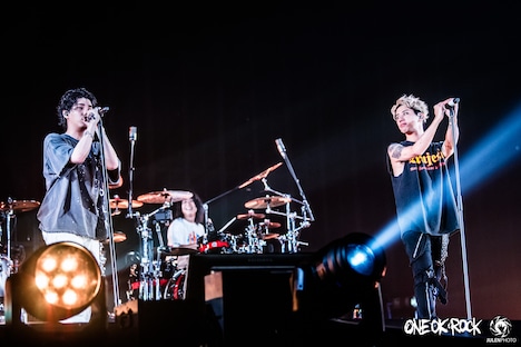 左からHiro（Vo / MY FIRST STORY）、Taka（Vo / ONE OK ROCK）。（Photo by JulenPhoto）
