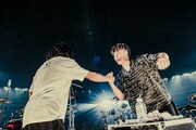 左からTomoya（Dr / ONE OK ROCK）、Kid'z（Dr / MY FIRST STORY）。（Photo by SHOTARO）