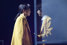 見つめ合う西田至と大東立樹。