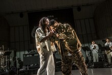 Ringoと握手する田我流。（Photo by HayachiN）