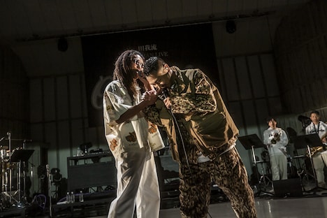 Ringoと握手する田我流。（Photo by HayachiN）