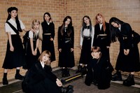 NiziUは「Paradise」を披露。