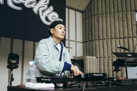 オープニングDJを務めたEVISBEATS。（Photo by Yukitaka Amemiya）