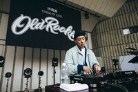 オープニングDJを務めたEVISBEATS。（Photo by Yukitaka Amemiya）