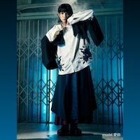 人気画像2位は「AdoがファッションブランドHAREとコラボ、スカートやネクタイシャツ販売」より、Ado×HAREコラボアイテムのショートジャケット、刺繍シャツ、スカート。