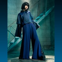 Ado×HAREコラボアイテムのネクタイシャツ、パンツ。