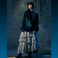 Ado×HAREコラボアイテムのプルオーバー、スカート。