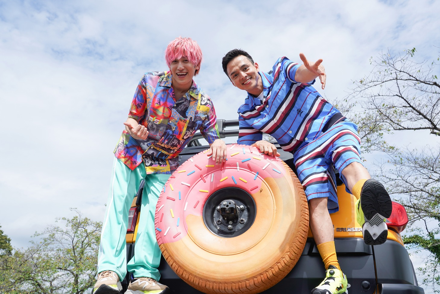 左から兼近大樹（EXIT）、満島真之介。(c)日本テレビ