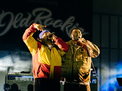 C.O.S.A.と一緒にラップする田我流。（Photo by YUSUKE OISHI ［MARCOMONK］）