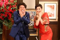 左から松尾駿（チョコレートプラネット）、藤原紀香。(c)フジテレビ