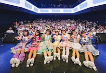 会場のパティシエと記念撮影するiSPY。（撮影：佐藤広理）