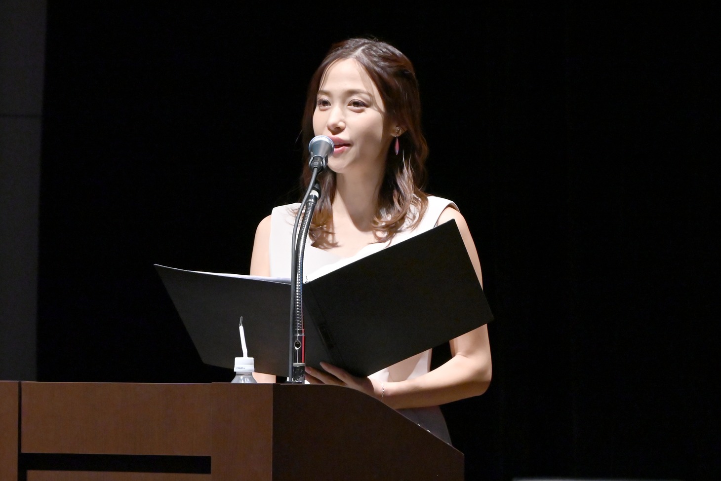 にしたんクリニック新CM発表会の司会を務めた鷲見玲奈。