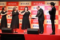 11月17日に誕生日を迎えたゆめっち（中央）を登壇者が祝福。