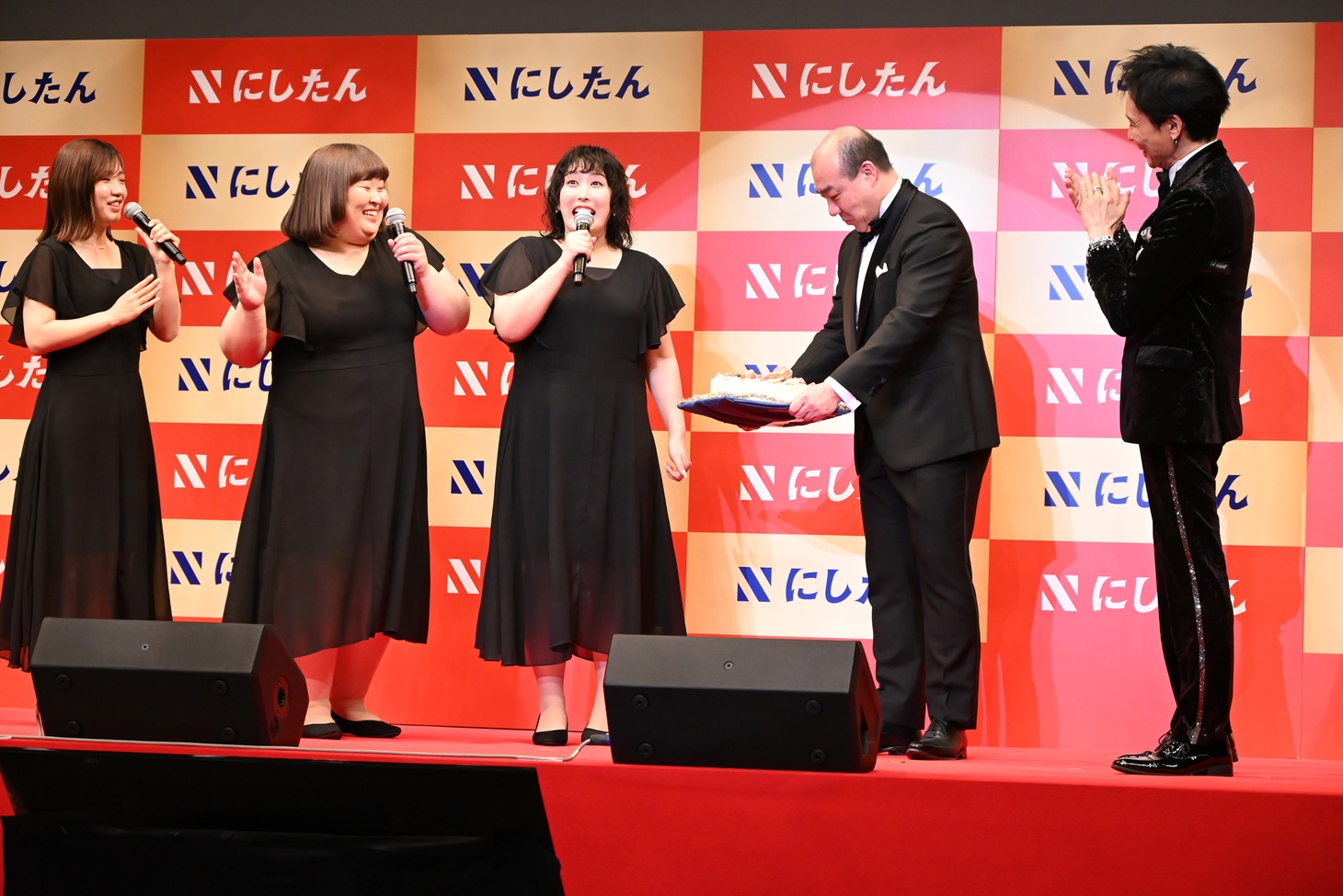 11月17日に誕生日を迎えたゆめっち（中央）を登壇者が祝福。