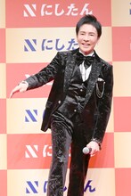 ステージを去る郷ひろみ。