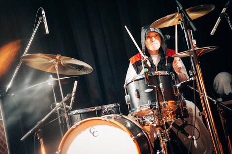 細川千弘（Dr / KOTORI）（Photo by Kana Tarumi）