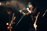 左から森夏彦（B / THE 2）、古舘佑太郎（Vo, G / THE 2）。（Photo by Kana Tarumi）