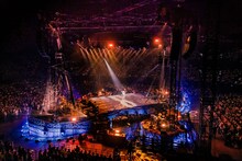 「50th Anniversary 松任谷由実コンサートツアー The Journey」の様子。(c)フジテレビ