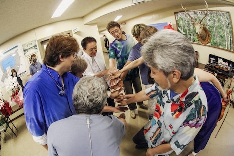 ライブ会場で円陣を組む小田和正(中央)。(写真提供:NHK)