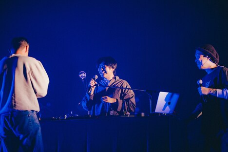 左から鎮座DOPENESS、STUTS、Campanella。（Photo by Daiki Miura）
