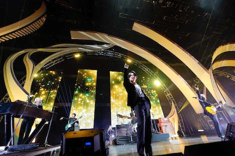 Mrs. GREEN APPLEのパフォーマンスの様子。（撮影：岸田哲平）