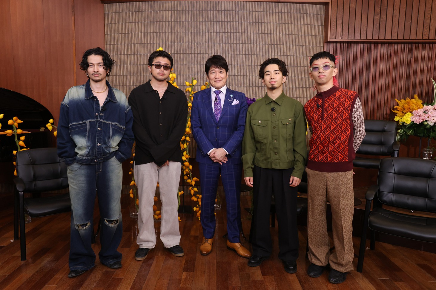 人気画像6位は「King Gnu全員でバラエティ初出演、井口は常田に『せめてハゲてくれ』と思っていた」より、常田大希、井口理、林修、新井和輝、勢喜遊。 (c)MBS