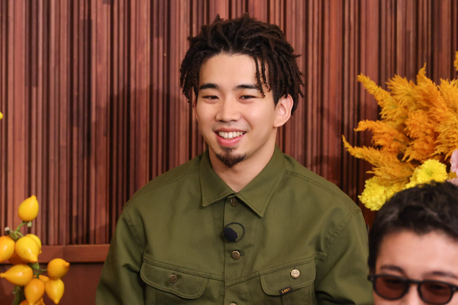 人気画像10位は「King Gnu全員でバラエティ初出演、井口は常田に『せめてハゲてくれ』と思っていた」より、新井和輝。 (c)MBS