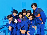 THE SUPER FRUIT「青い果実」ミュージックビデオ撮影でのオフショット。