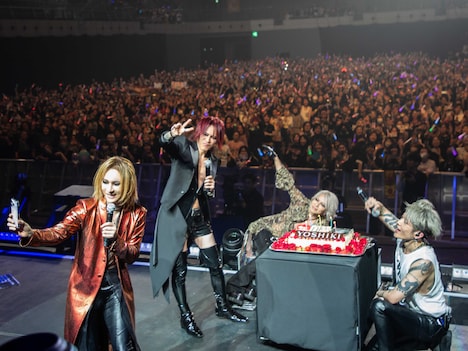 自撮りをするTHE LAST ROCKSTARS。