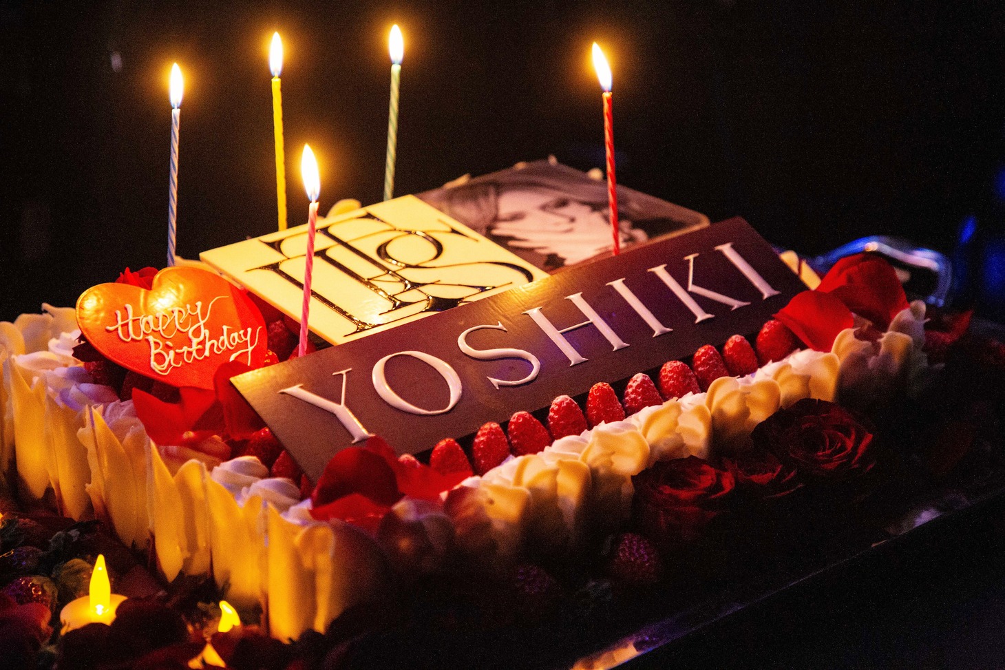 YOSHIKIのために用意されたバースデーケーキ。