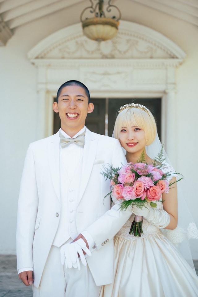 2023年に結婚発表をした際のどんぐりたけしとありぼぼ。